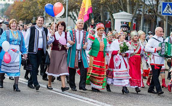 Севастополь праздничным шествием отметил День народного единства