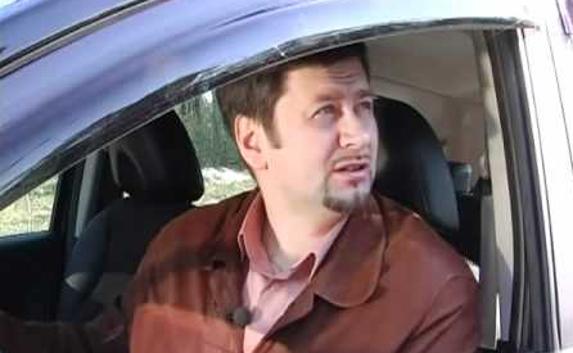 Люди в масках и с оружием останавливают авто в Севастополе