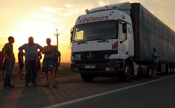 Преодолеть блокаду на границе Украины стоит тысячу долларов 