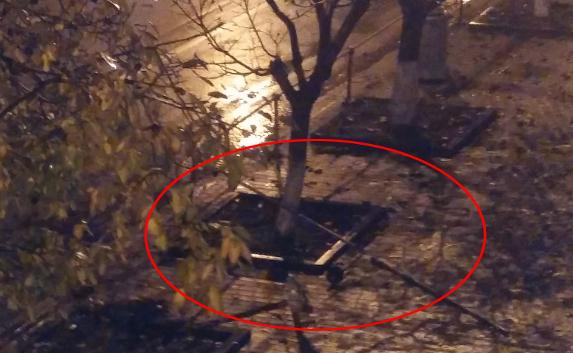 Водитель микроавтобуса ночью врезался в забор на Большой Морской