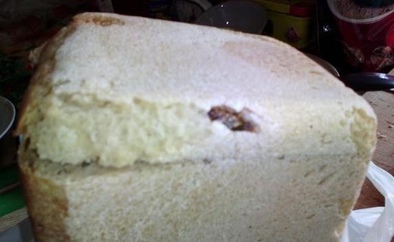 Евпаториец купил хлеб с бонусом в виде таракана