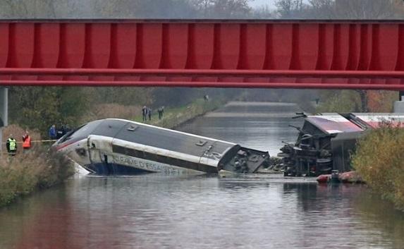 Новая трагедия во Франции: поезд сошёл с рельсов, погибли люди