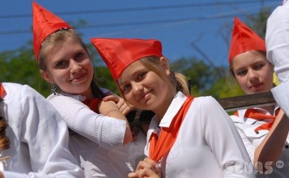 Севастопольцы отметили 20-летие Союза детских организаций шествием пионеров и не только...