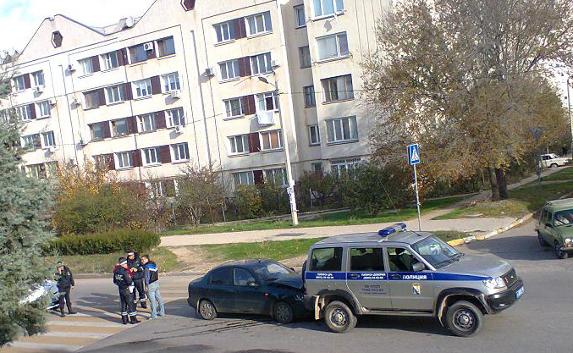 Водитель «Дэу Ланос» врезался в полицейский УАЗ в Севастополе