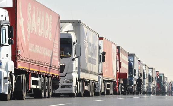 Власти Украины приостановили грузовое сообщение с Крымом