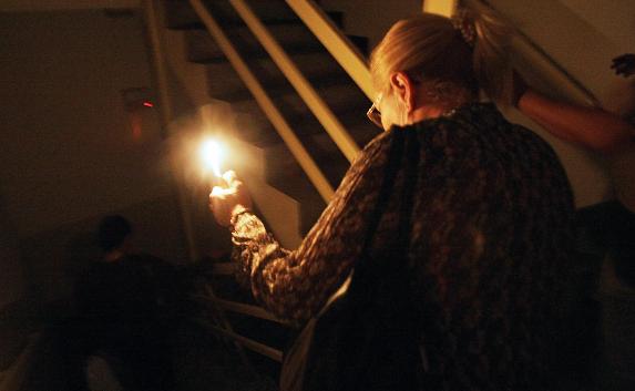 В ряде домов Севастополя не выключают свет — почему?