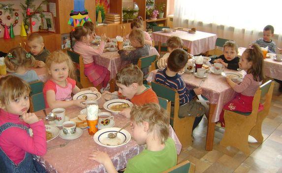 Детей в садах Нахимовского района кормили непроверенными продуктами