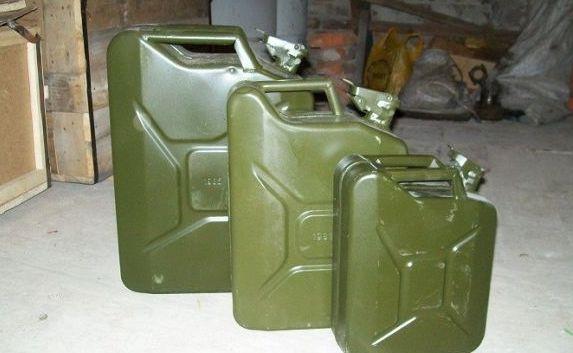 Двое парней по ночам сливают бензин у автомобилей в Балаклаве 