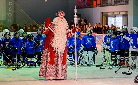 Главный Дед Мороз России встретился с юными хоккеистами