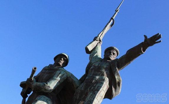 Памятник Солдату и Матросу очистят от мусора 