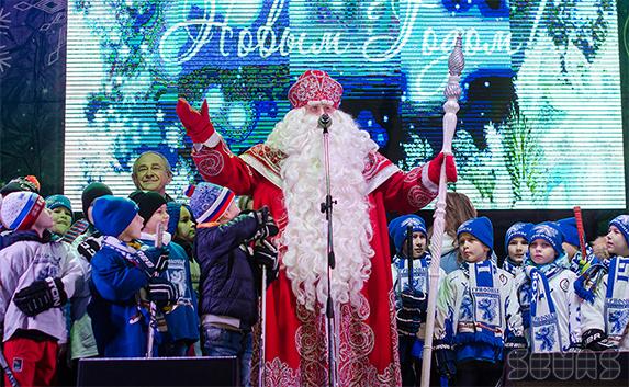 Всероссийский Дед Мороз зажёг главную ёлку Севастополя