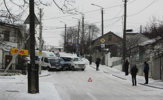 Два микроавтобуса зажали легковушку в тиски в Севастополе