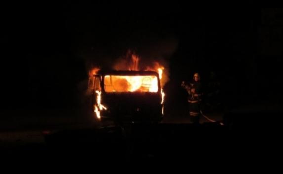 Севастопольцы спасли мужчину из горящего автомобиля