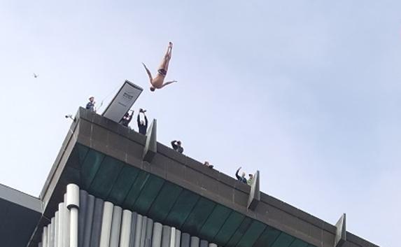 В Ялте спортсмен поразил прыжком с крыши гостиницы в воду