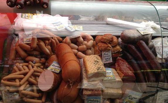 Продавцы в ларьках моют несвежую колбасу и продают севастопольцам