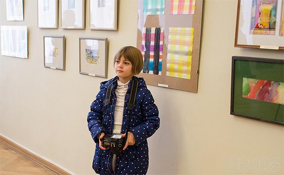 Выставка камерной абстрактной акварели открылась в Севастополе