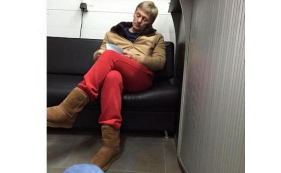 Песков в красных штанах и уггах стал героем соцсетей