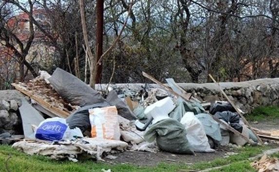 Улица Муромская в Севастополе тонет в мусоре из-за отсутствия баков