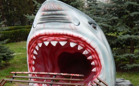 Памятник зубастой акуле открыли в Севастополе