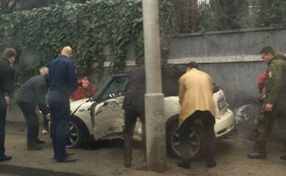 Девушка на иномарке врезалась в столб на Героев Севастополя