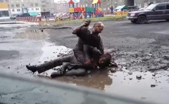 Мужики в Норильске устроили бои в грязи из-за Украины