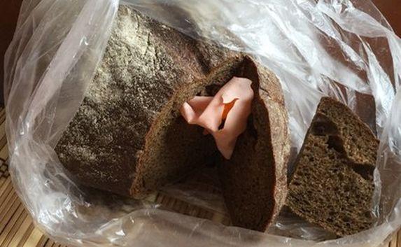 Хлеб с резиновой перчаткой продали севастопольцу на «Малашке»
