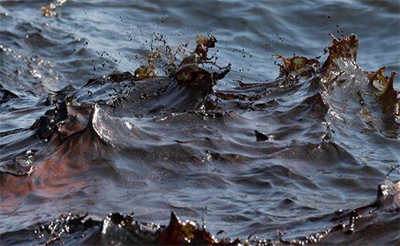 Карантинная бухта в беде: В море сливают нефтепродукты