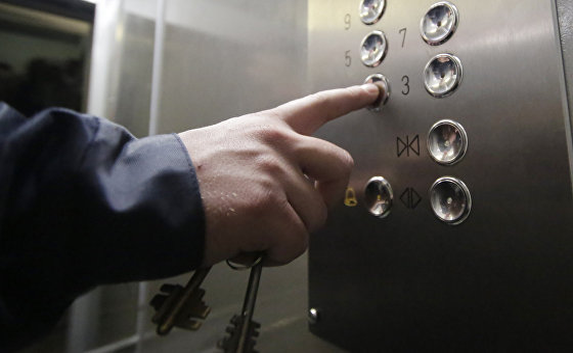 Из-за перебоев со светом севастопольцы застревают в лифтах