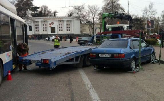 Троллейбус наехал на эвакуатор у площади Нахимова