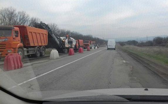 ВАЗ врезался в экскаватор на керченской трассе