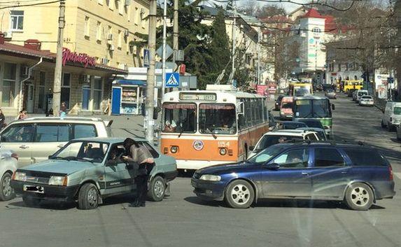 «Лада» неудачно повернула и устроила ДТП