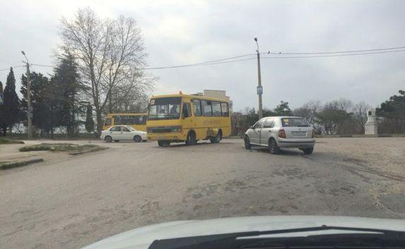 «Легковушка» врезалась в школьный автобус на Северной стороне