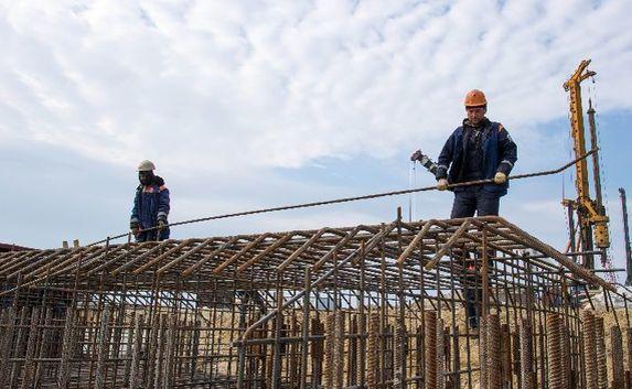 Строители возвели первую опору Крымского моста на острове Тузла 