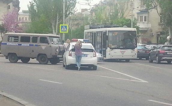 Троллейбус не разминулся с легковым автомобилем на Гоголя