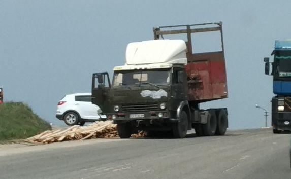 На «объездной» дороге КамАЗ растерял деревянные доски и брусья
