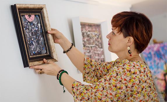 Продолжается выставка картин Виолетты Гаямовой в Севастополе