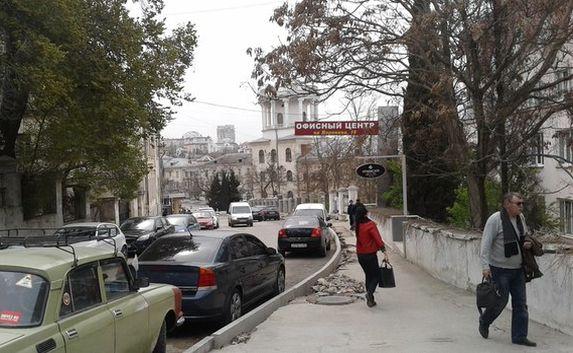 Тротуар в центре Севастополя полгода не могут отремонтировать 