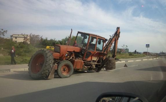 На Фиолентовском шоссе трактор «потерял» колесо