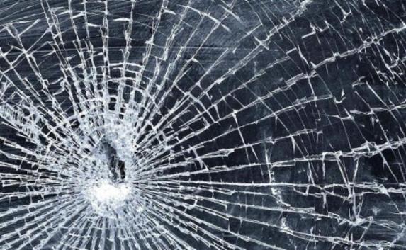 Неизвестные обстреляли машины на стоянке телеканала «Крым»