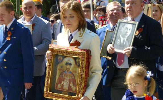 Поклонская прошла с иконой Николая II в шествии «Бессмертного полка»