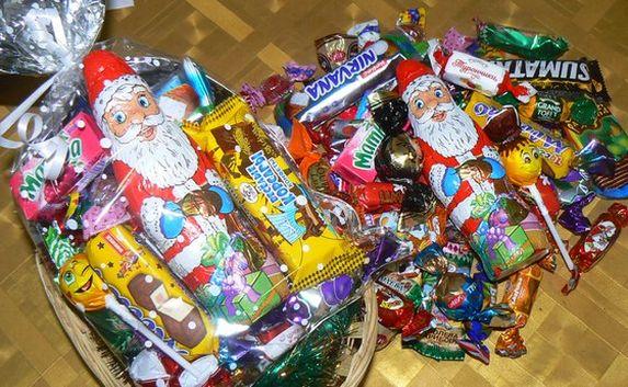 Власти увеличили вес новогодних подарков для детей в два раза