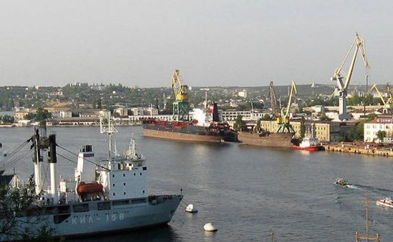 На морзаводе Севастополя ремонтируют пассажирский катамаран