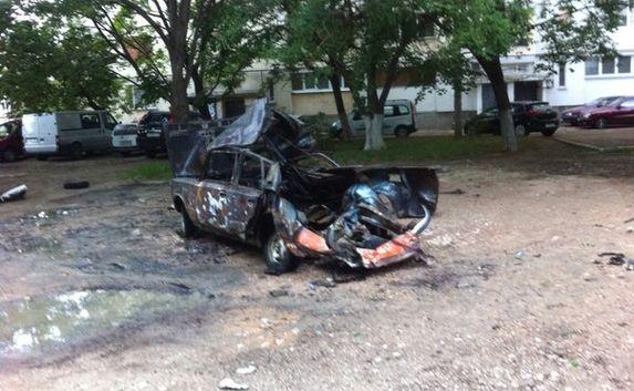 Во дворе дома по улице Вакуленчука взорвался автомобиль