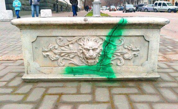 Уличный художник «лечит» Севастополь зелёнкой и йодом