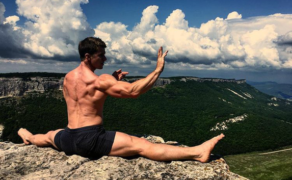 Российский актёр на Мангупе в Крыму повторил трюк Ван Дамма