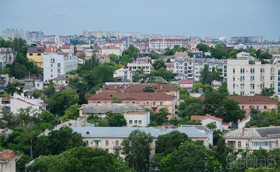 Центр Севастополя «свысока»: соседство недостроев и памятников
