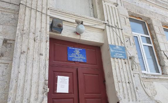 Фасад детской поликлиники на Ленина разрушается