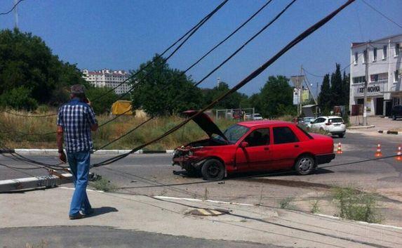 На проезжую часть в Севастополе упала опора линии электропередачи