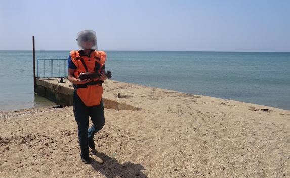 На севастопольском пляже обнаружили мину