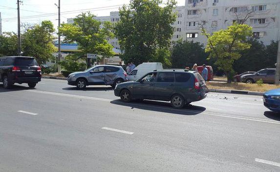 Около «Сталинградского» рынка в Севастополе столкнулись четыре авто